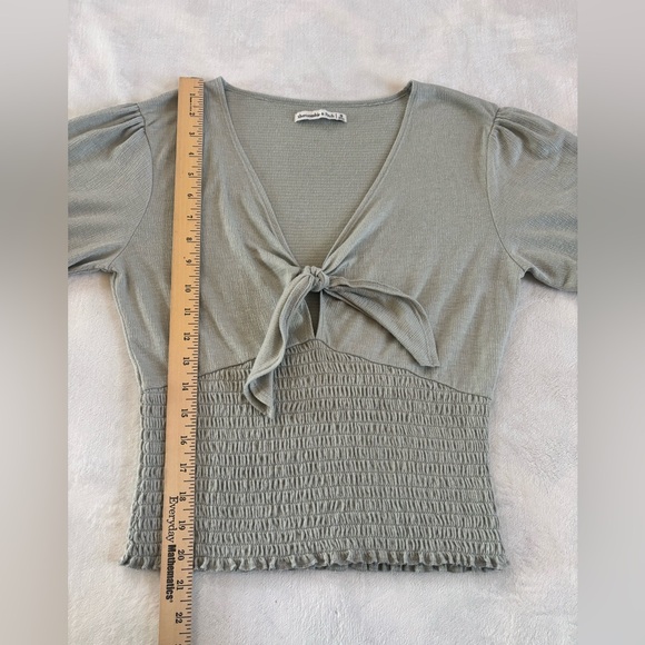Abercrombie & Fitch Smocked Waist Tie-Front Puff Sleeve Top - Grey Size M - Picture 4 of 9